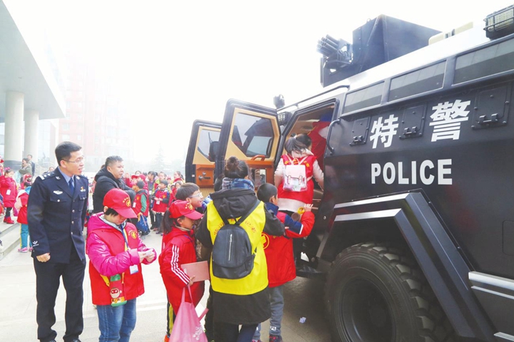 临汾:警营开放日 小记者牵手110