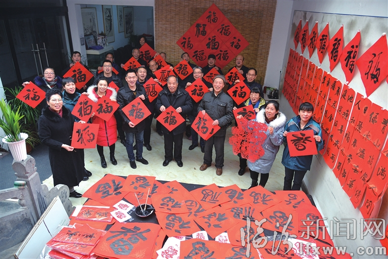 临汾书法、剪纸爱好者举行“两岸一家亲·新春送祝福”寄赠仪式