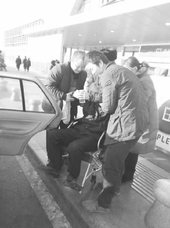 临汾:乘客晕倒 铁路员工出手送关爱