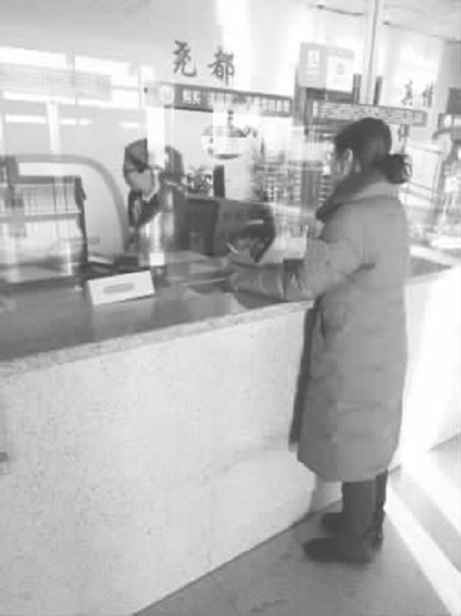 临汾:乘客晕倒 铁路员工出手送关爱