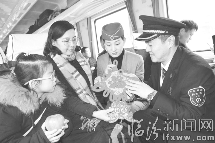 临汾:列车上的大年 别样的温暖