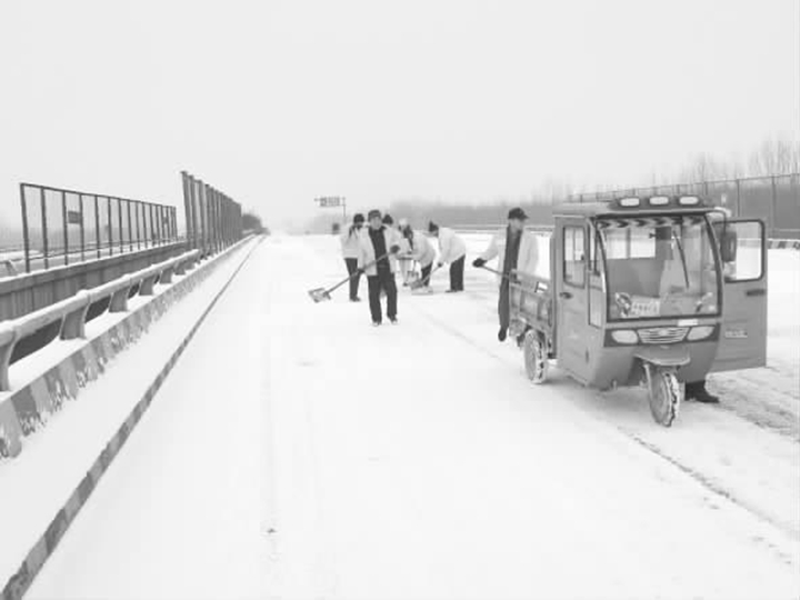 临汾:公路线上融雪忙