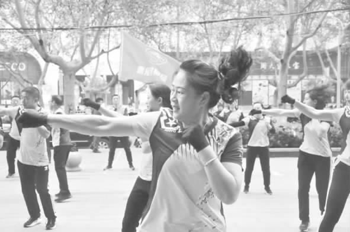 临汾:健身舞团 为二青健儿喝彩