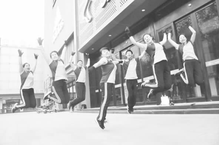 临汾:健身舞团 为二青健儿喝彩