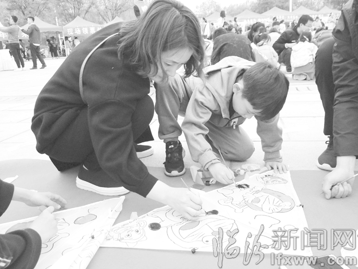 临汾举办首届青少年千人风筝节