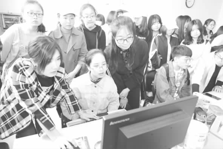 山西师范大学校园记者团在临汾日报社学习新闻采编流程