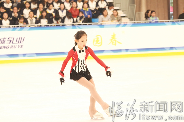 临汾:悠扬乐曲中演绎 冰上芭蕾
