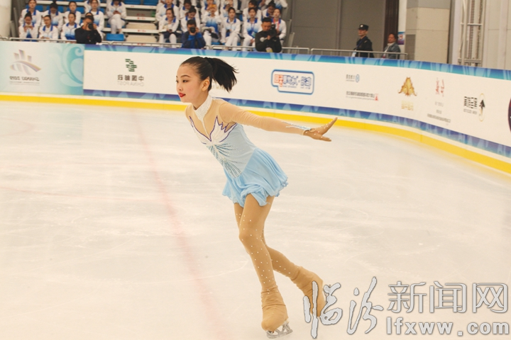 临汾:悠扬乐曲中演绎 冰上芭蕾