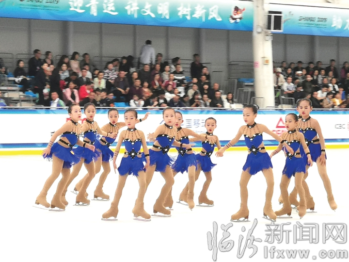 临汾:悠扬乐曲中演绎 冰上芭蕾