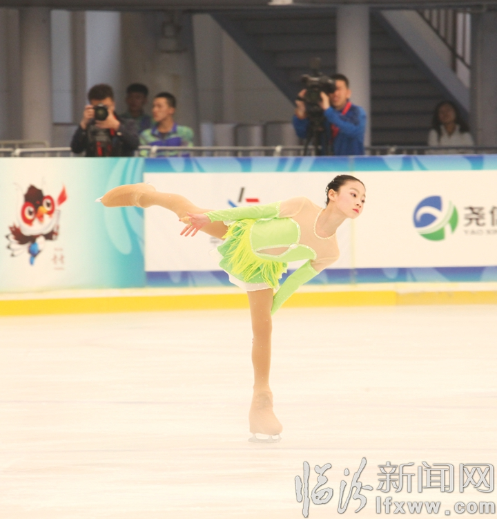 临汾:悠扬乐曲中演绎 冰上芭蕾