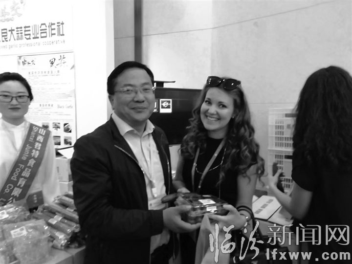 展会现场,乌克兰客人“点赞”曲沃无公害品质蔬菜。 通讯员 吉东发 摄