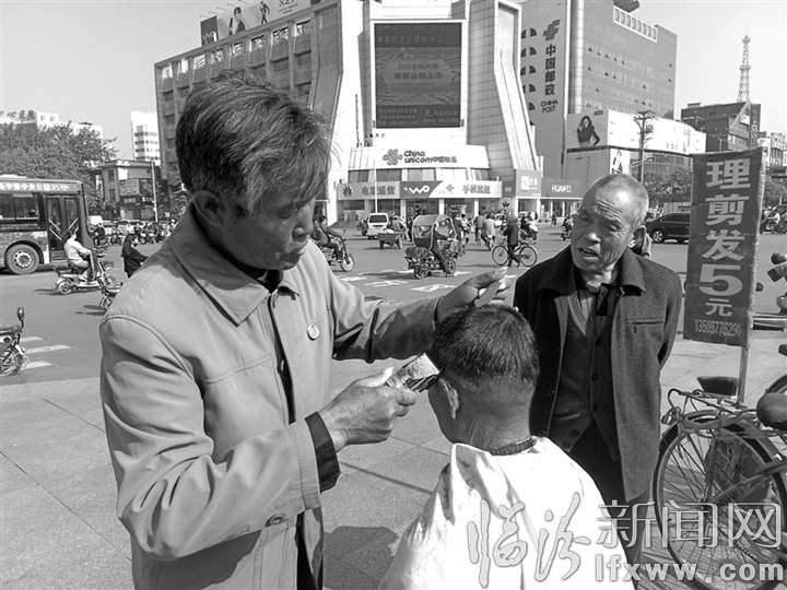 临汾“露天”理发师张伟栋