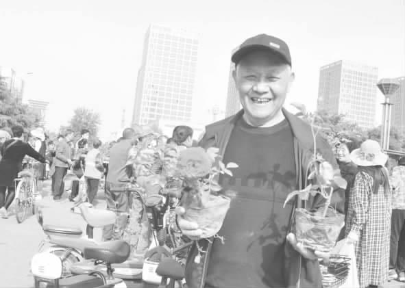 带一盆花回家!侯马市万盆月季送市民活动启幕
