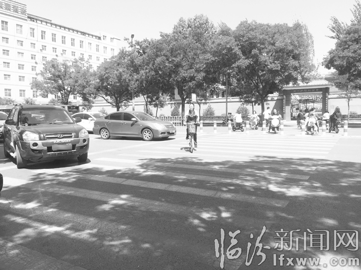 斑马线上看文明 临汾人今天你做到了吗?