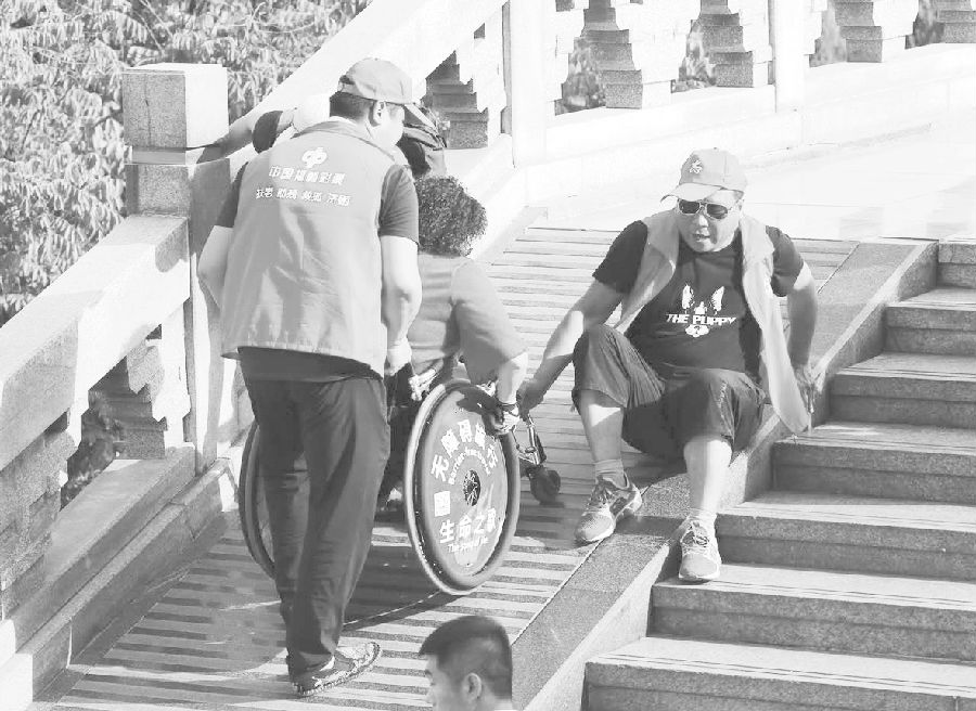 残疾游客聚壶口 临汾志愿服务奏响生命之歌