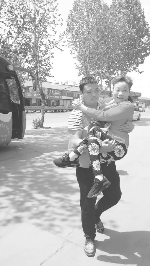 残疾游客聚壶口 临汾志愿服务奏响生命之歌