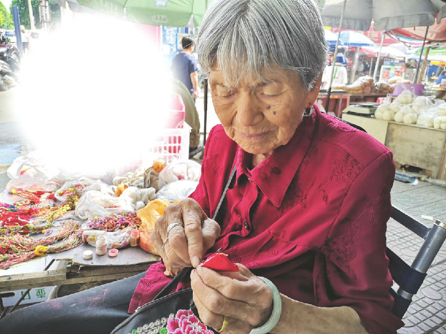 临汾:她,穿针引线编织着幸福晚年