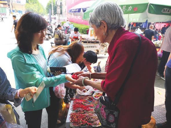 临汾:她,穿针引线编织着幸福晚年