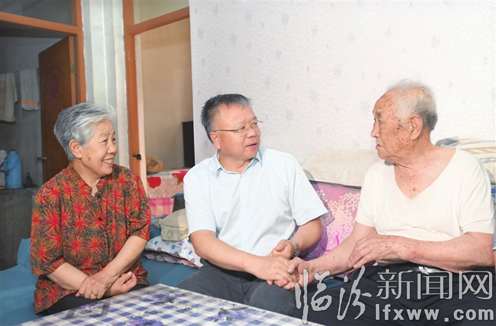 岳普煜在尧都区走访慰问老党员、困难党员