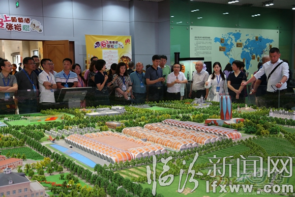 200名媒体总编考察调研新旧动能转换张裕之路