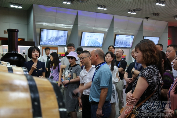 200名媒体总编考察调研新旧动能转换张裕之路