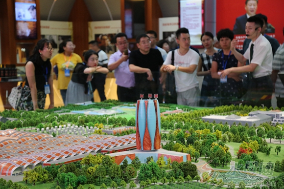 200名媒体总编考察调研新旧动能转换张裕之路