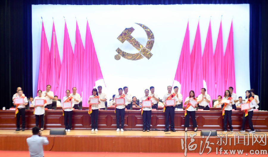 乡宁县473万重奖教育功臣