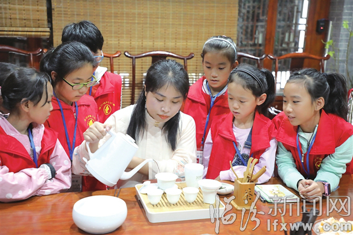 临汾小记者:请用茶!我们是小小茶艺师