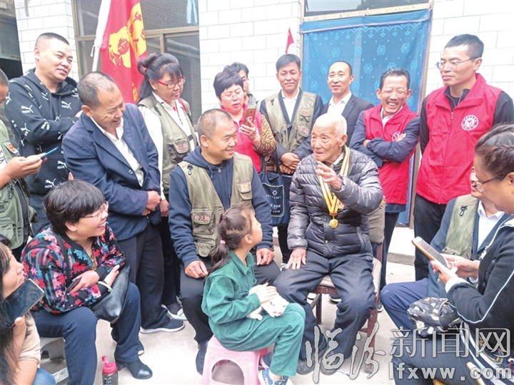 临汾志愿者:看望抗战老兵 接受爱国主义教育