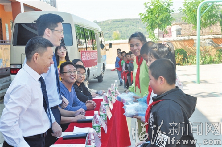 临汾日报小记者团开展“书香传爱心,温暖人生路”爱心捐赠活动