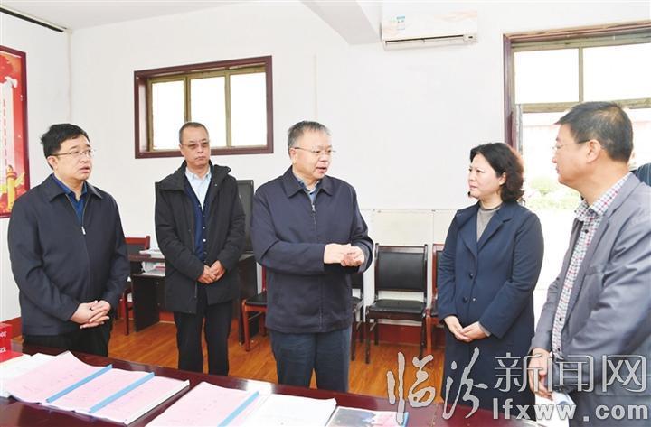 岳普煜在隰县驻村调研