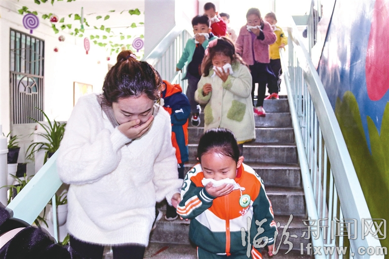 山西师范大学幼儿园开展“幼儿消防逃生演练”