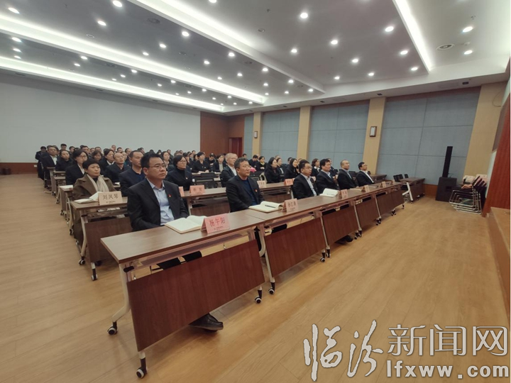 农行临汾分行机关全体党员观《榜样》悟初心