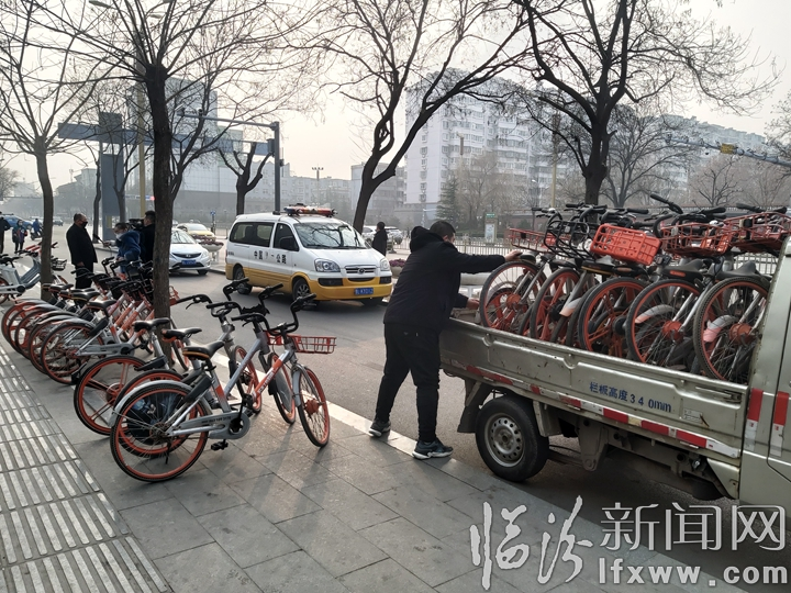 临汾市区公共自行车、摩拜单车每天都要“洗澡”