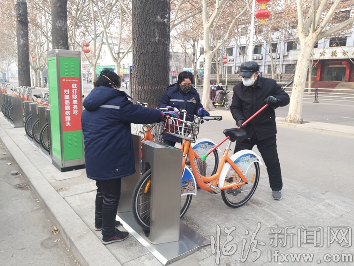 临汾市区公共自行车、摩拜单车每天都要“洗澡”