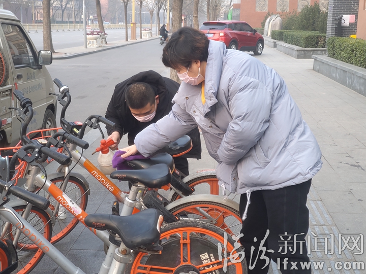 临汾市区公共自行车、摩拜单车每天都要“洗澡”