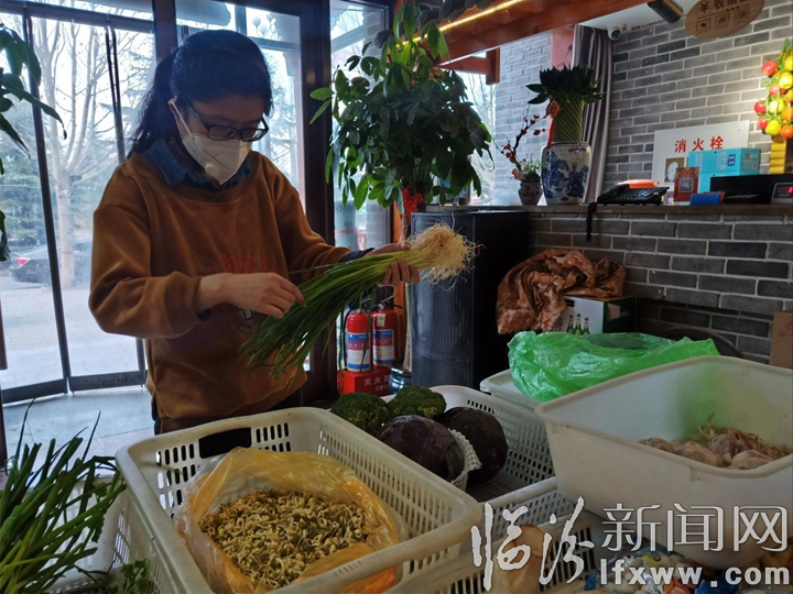 临汾:餐馆变身食材铺 价格合理风味鲜