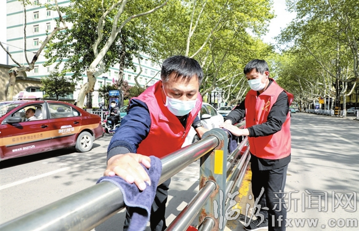 临汾市爱卫办组织志愿者开展爱国卫生月主题活动