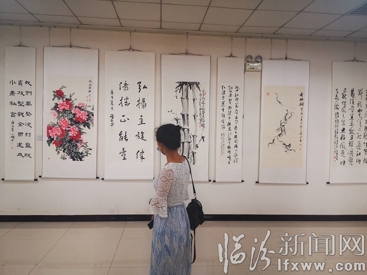 图为市民观看洪洞县“决胜小康 奋斗有我”主题书画展。.jpg