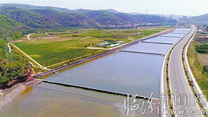 昕水河7道沉沙降污拦水坝与昕水河湿地公园连片成景.jpg