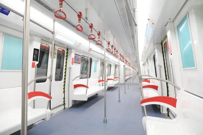 简约时尚的地铁列车.webp.jpg