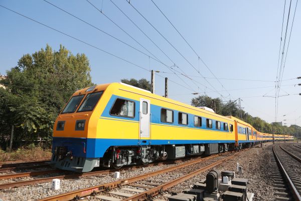 株洲所研制的JJC型接触网作业车