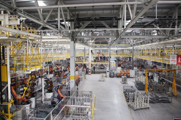 北汽株洲基地二工厂焊装车间林立的机器人。