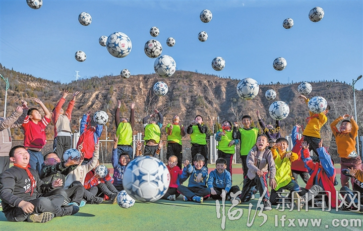 足球特色兴趣班,成为学生们最受欢迎的活动。.jpg