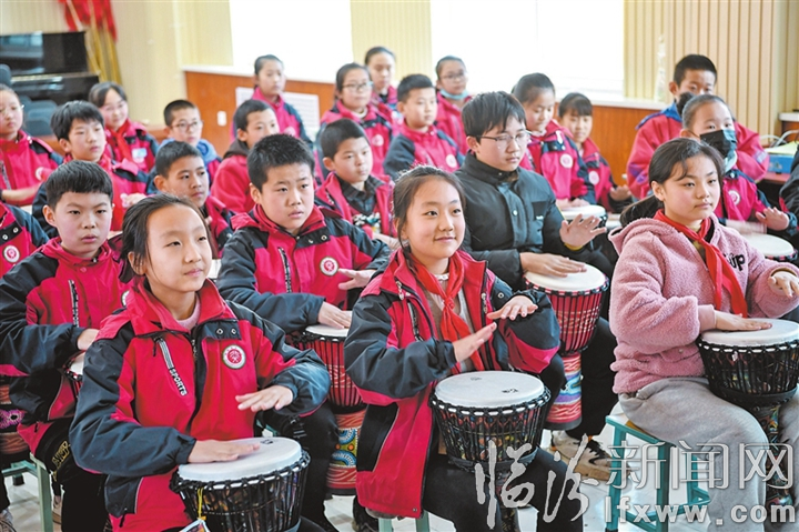 北关小学的学生在兴趣课堂上学习非洲手鼓。.jpg