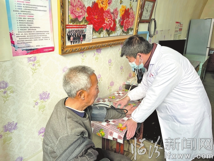 寇秀云为村民量血压