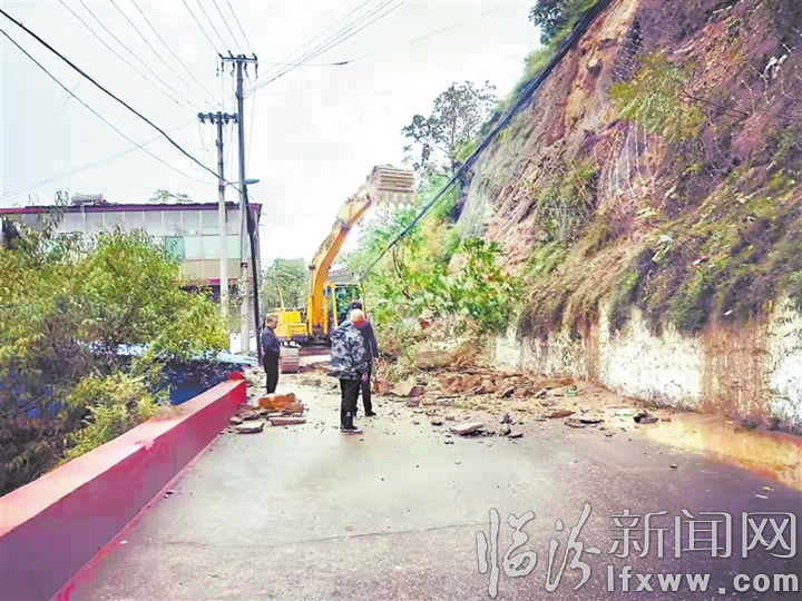 昌宁镇组织大型机械抢修受损道路.jpg