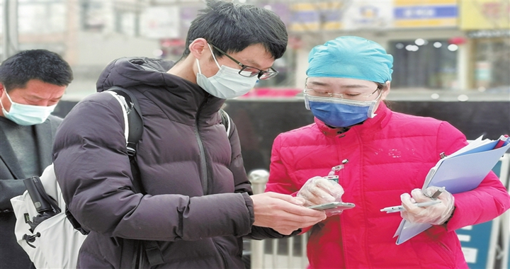 临汾市中心医院医护人员指导居民完成扫码注册