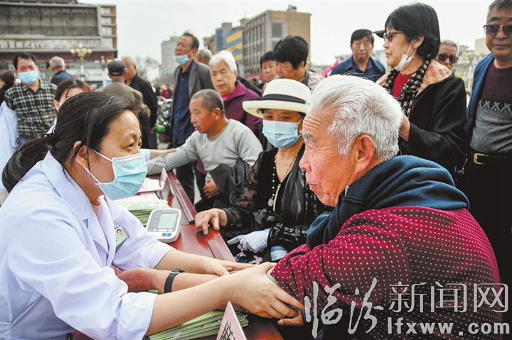 爱心义诊,为市民提供科学合理的治疗建议.jpg