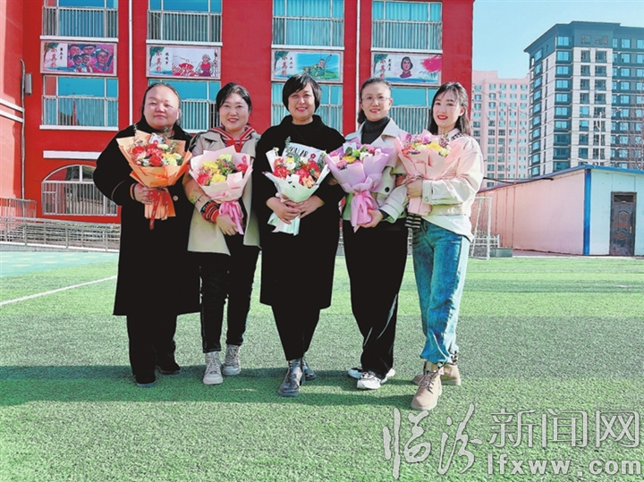 常爱红与学校教师共同庆祝“三八”国际妇女节.jpg